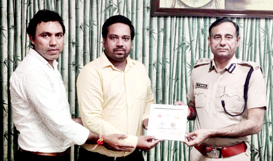 फोटो-2- डीआईजी ओपी नरवाल को नियुक्ति पत्र भेंट करते हुए महासंघ के बाएं से दूसरे महासचिव उमेश कुमार।