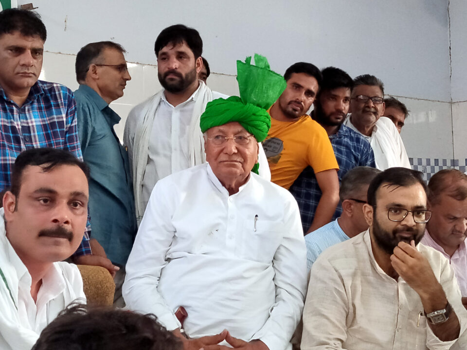 फोटो-4- कार्यकर्ता सम्मेलन के दौरान मंच पर बैठे पूर्व मुख्यमंत्री ओमप्रकाश चौटाला (हरी पगड़ी पहने हुए)।