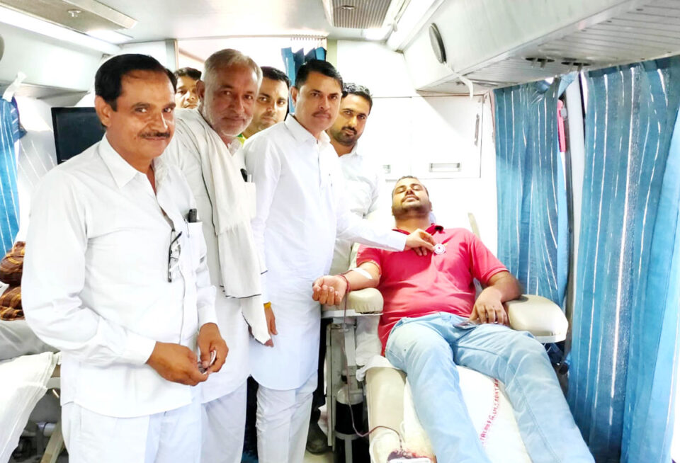 फोटो--रक्तदाताओं को रक्तदान के लिए प्रेरित करते हुए विधायक इंदुराज नरवाल (बाएं से तीसरे)