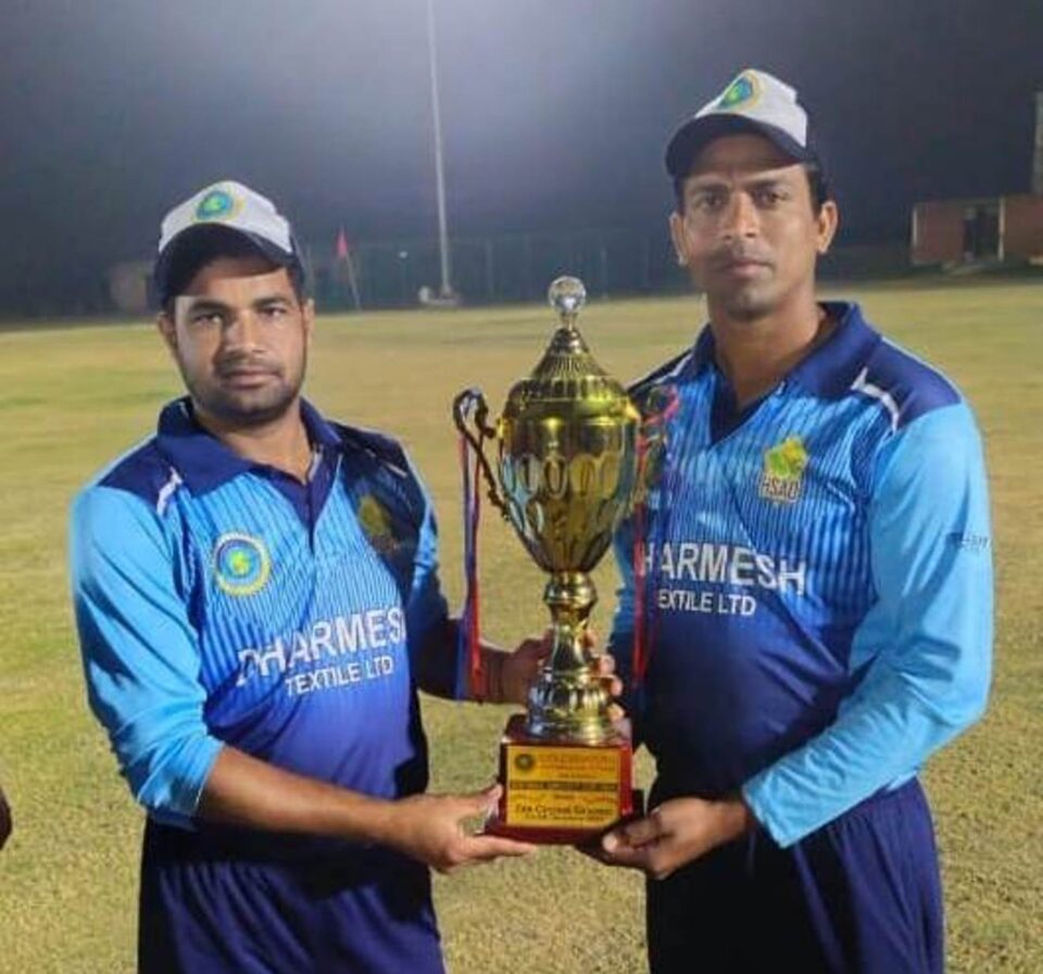 फोटो-4-क्रिकेट प्रतियोगिता जीतने के बाद ट्राफी के साथ बाएं से विनोद कुमार।