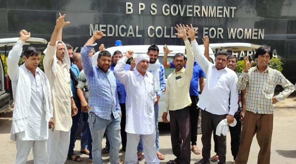 फोटो-बीपीएस मेडिकल कालेज के बाहर एंबुलेंस चालक विरोध प्रदर्शन करते हुए।  