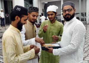 ईद-उल-फितर पर एक दूसरे के गले मिलकर बधाई देते हुए मुस्लिम समाज के लोग