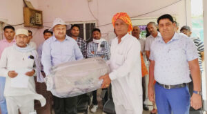 फोटो- वन विभाग कार्यालय में सेवानिवृति पर श्रमिक टेकराम शर्मा को उपहार भेंट करतेहुए डीएफओ राजेश वत्स। 