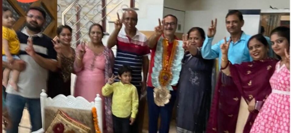 फोटो-जीत के बाद परिवार व समर्थकों के साथ खुशी मनाते हुए रमेश पृरुथी।