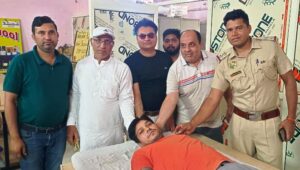 Samta Chowki Incharge Rahul Kumar encouraging blood donors