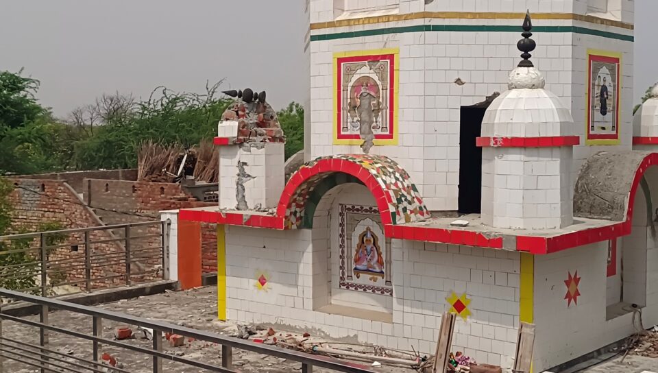 फोटो- आसमानी बिजली गिरने से गांव मदीना में संत कबीर जी के मंदिर में नुकसान ।