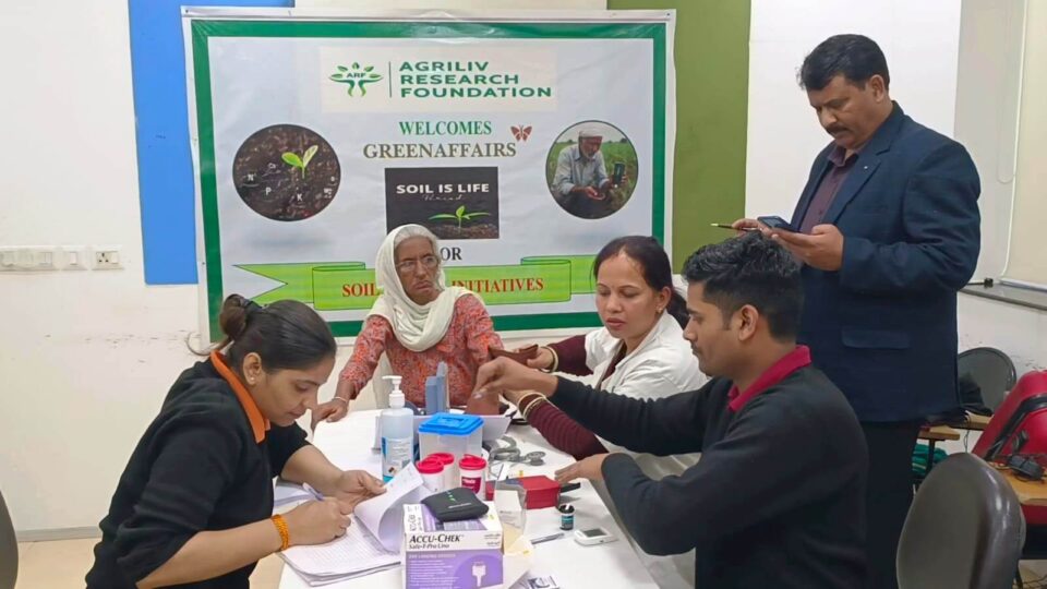 एग्रीलिव रिसर्च फाउंडेशन में लोगों के स्वास्थ्य की जांच करते हुए