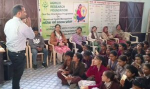 किशोरियों को मासिक धर्म के प्रति जानकारियां दी