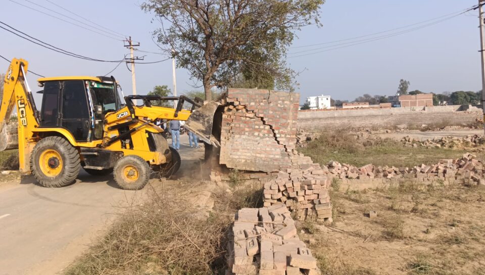 गांव गुढ़ा के जनदीक 4 एकड़ में विकसित की जा रही अवैध कॉलोनी को किया ध्वस्त