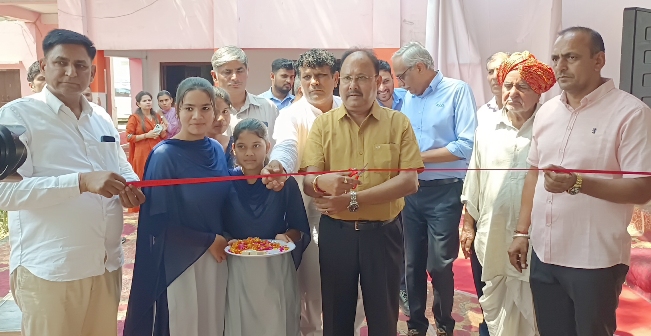 फोटो- रिबन काटकर टीन शेड  को छात्राओं को अर्पित करते हुए सिद्धार्थ घोष व सरपंच शिव नारायण